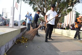PJs Bupati Sidoarjo Muhammad Isa Anshori bersama puluhan ASN kerja bakti di alun-alun Sidoarjo